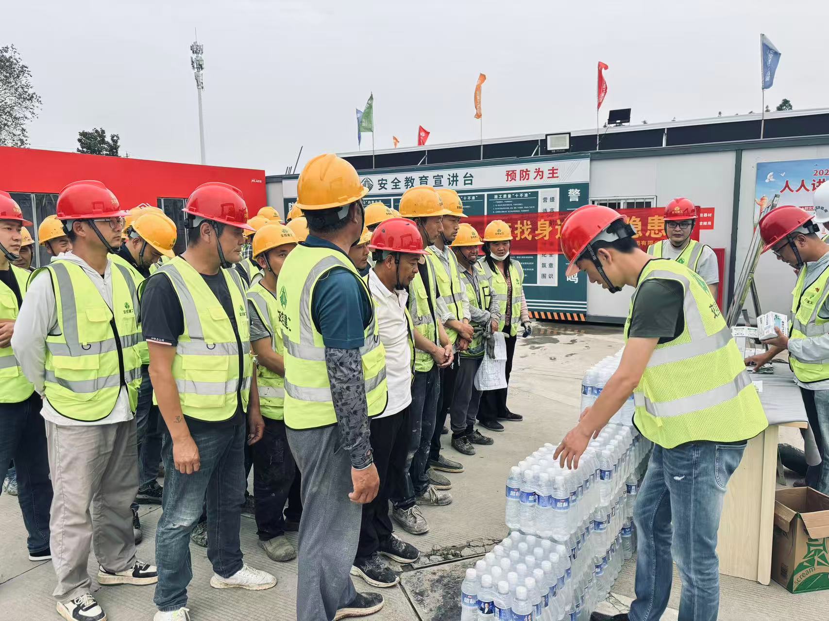 情系一線送清涼 關(guān)懷慰問暖人心丨交控建工集團所屬項目開展“夏日送清涼”活動